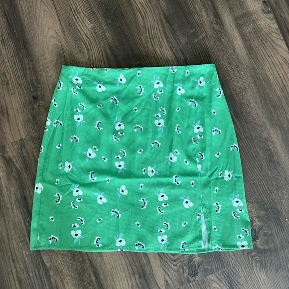 Princess Polly Dresses & Skirts - Princess Polly floral green mini skirt